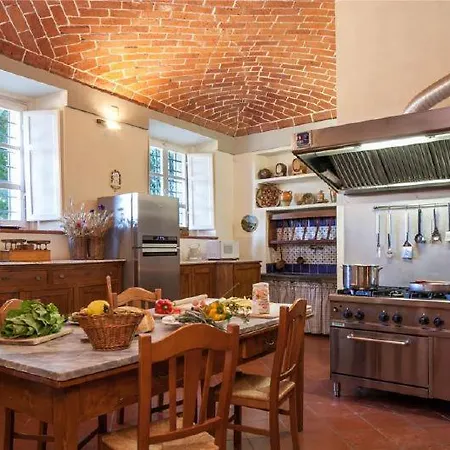 Sleeps 18 Lucignano