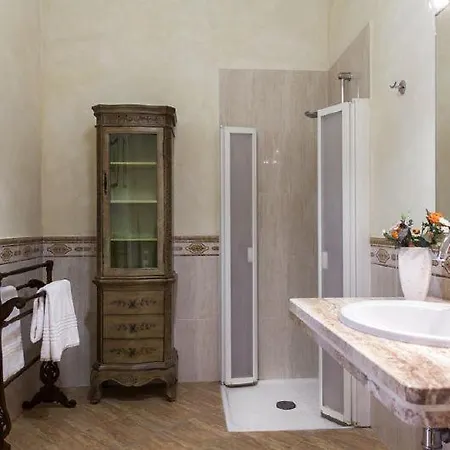 Villa Sleeps 18 *