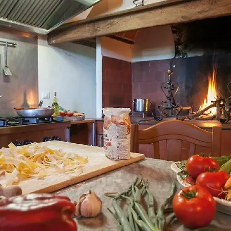Villa Sleeps 18 Lucignano