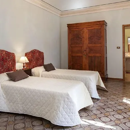 Sleeps 18 Lucignano